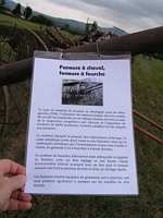 Faneuse a cheval, Faneuse a fourche (30eme fete des moissons de Saint-Jean-de-Touslas) (txt)